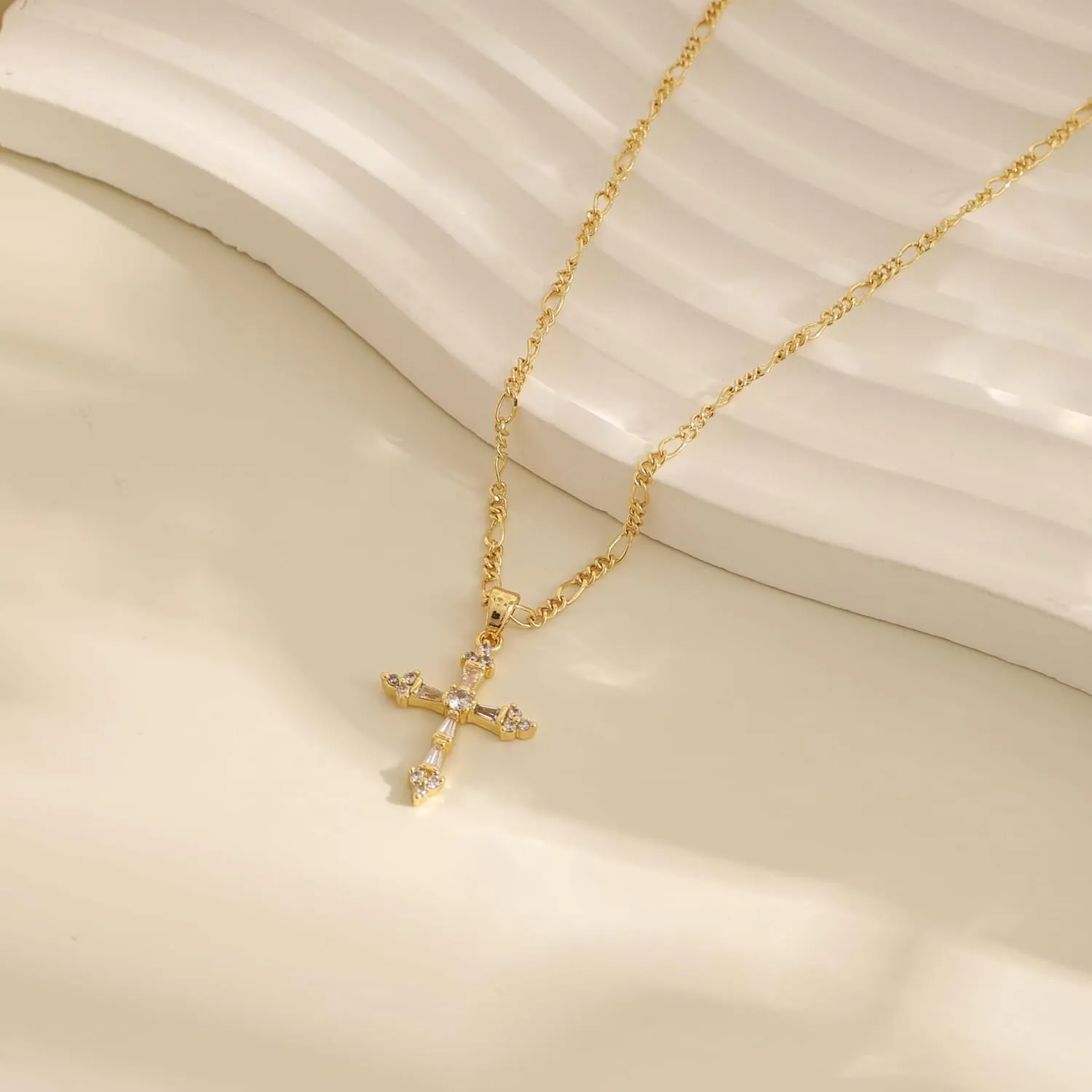Cross Necklace for Women,Double Cross Necklace 14K Gold Plated Cross Pendant Necklace Dainty Gold Cross Necklaces for Women Trendy Small Cross Charm Necklace Simple Cute Choker Necklaces Gold Jewery