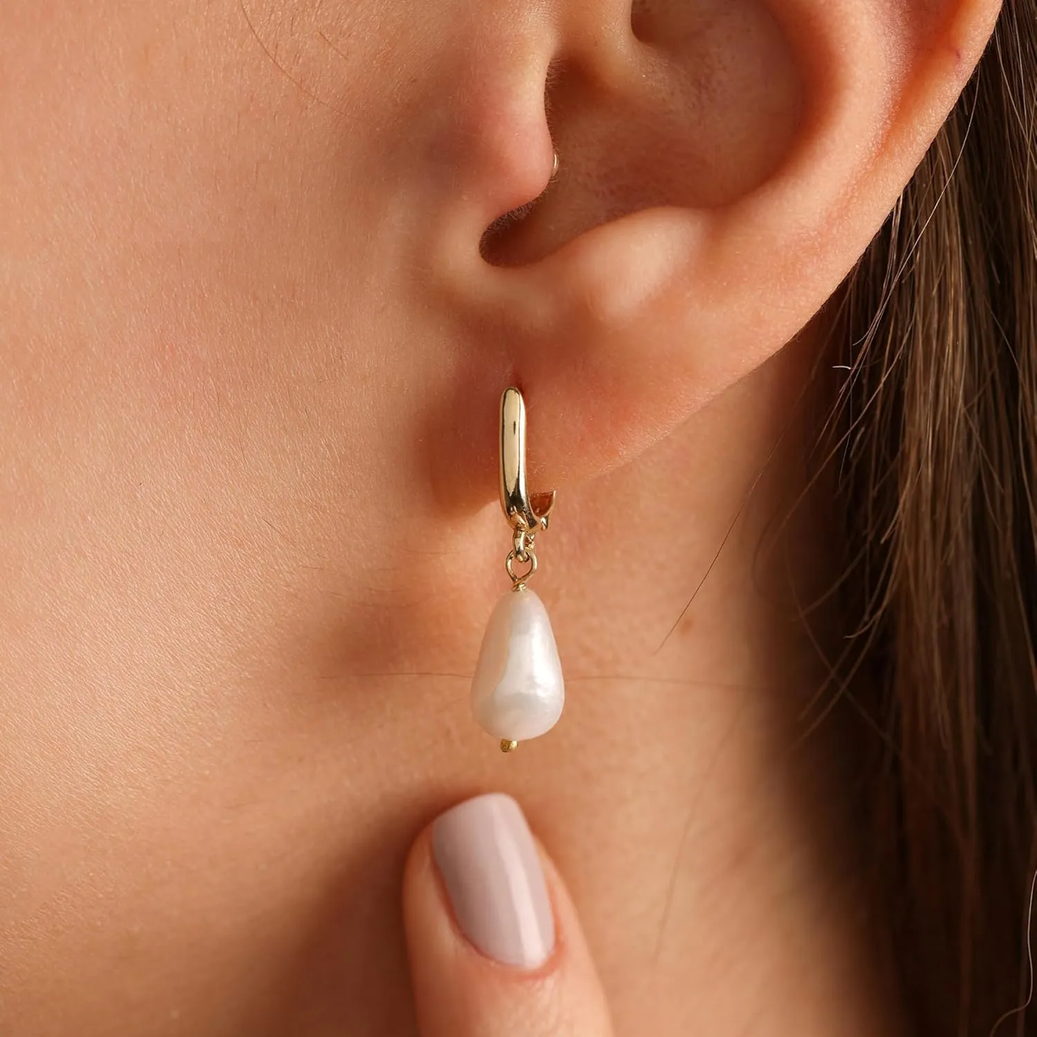 Gold Pearl Drop Earrings for Women, 14k Small Dainty Gold Plated Pearl Huggie Hoop Dangle Earrings for Women Trendy Hypoallergenic Stud Earrings Dangling Gold Earring Hooks Gold Jewelry Non Tarnish