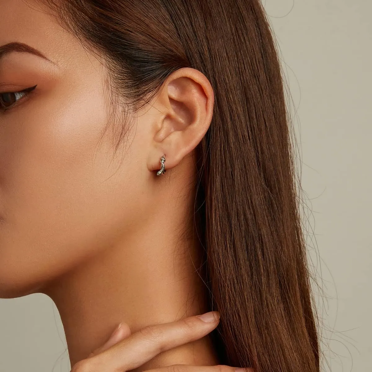 Leaf Huggie Hoop Earrings Small Hoop Earrings for Women 925 Sterling Silver Huggie Earrings Cute Earrings Hypoallergenic Huggie Hoop Earrings Jewelry Gifts for Women