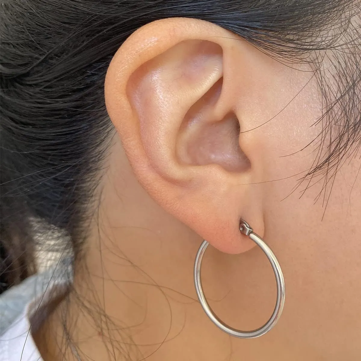 Milacolato 925 Sterling Silver Hoop Earrings for Women 18K White Gold Plated 2.5mm Chunky Huggie Hoop Earrings Hypoallergenic Lightweight Round-Tube Circle Small Big Hoop Earrings 13/15/20/25/30/40/50/60mm