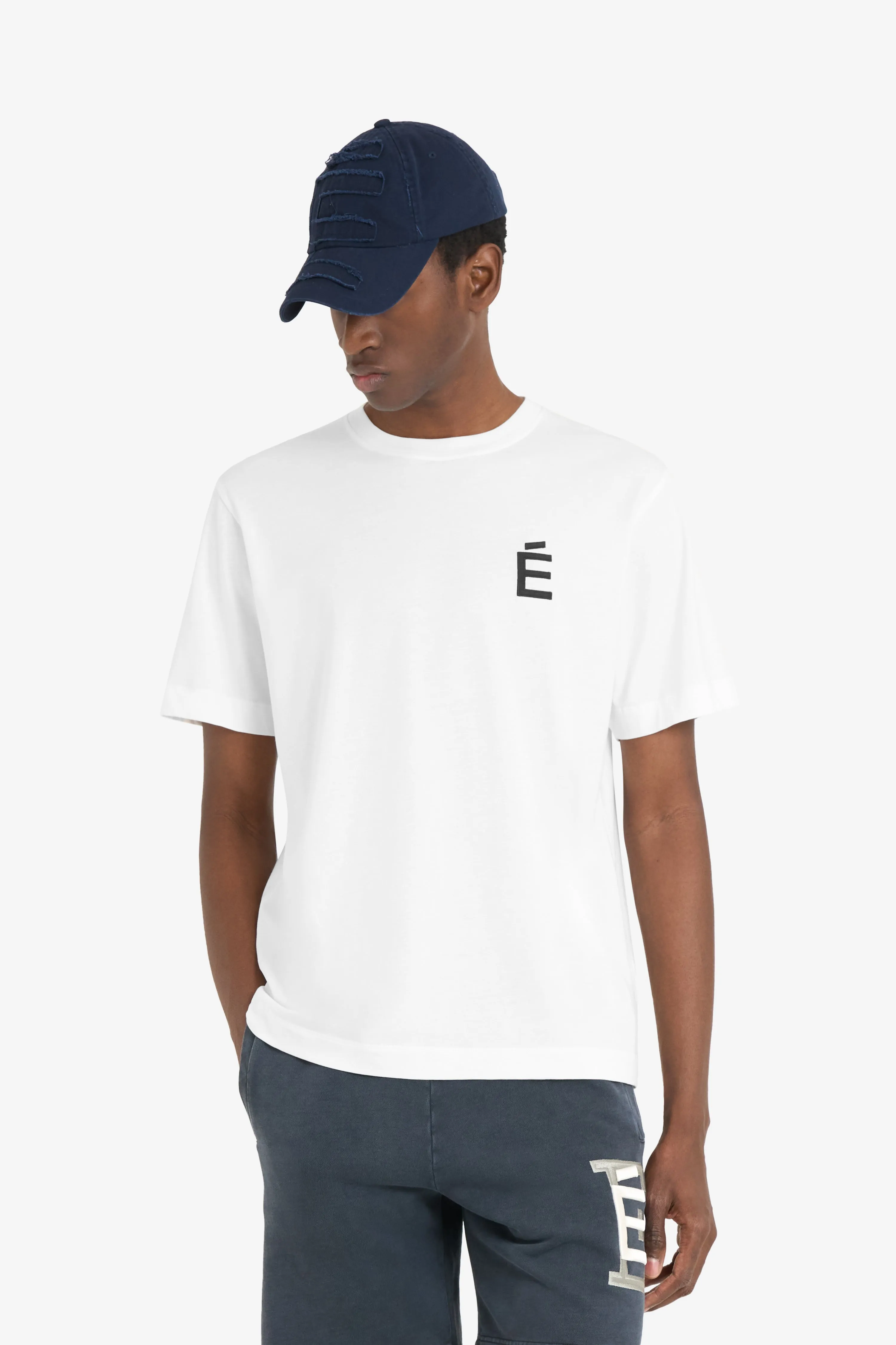 REGULAR T-SHIRT É