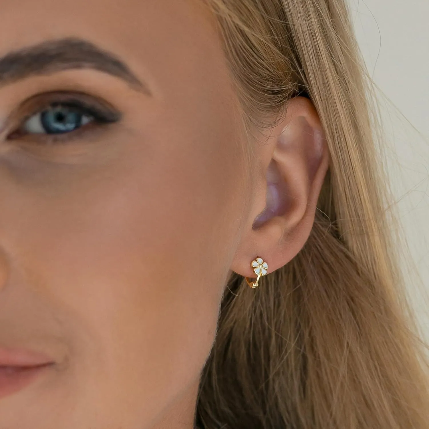 Small Hoop Earrings for Women Girls 14k Gold Plated Daisy Flower Hoop Earrings Hypoallergenic Sterling Silver Hoop Huggie Earrings Lightweight 10mm Cartilage Helix Earring Piercings Jewelry