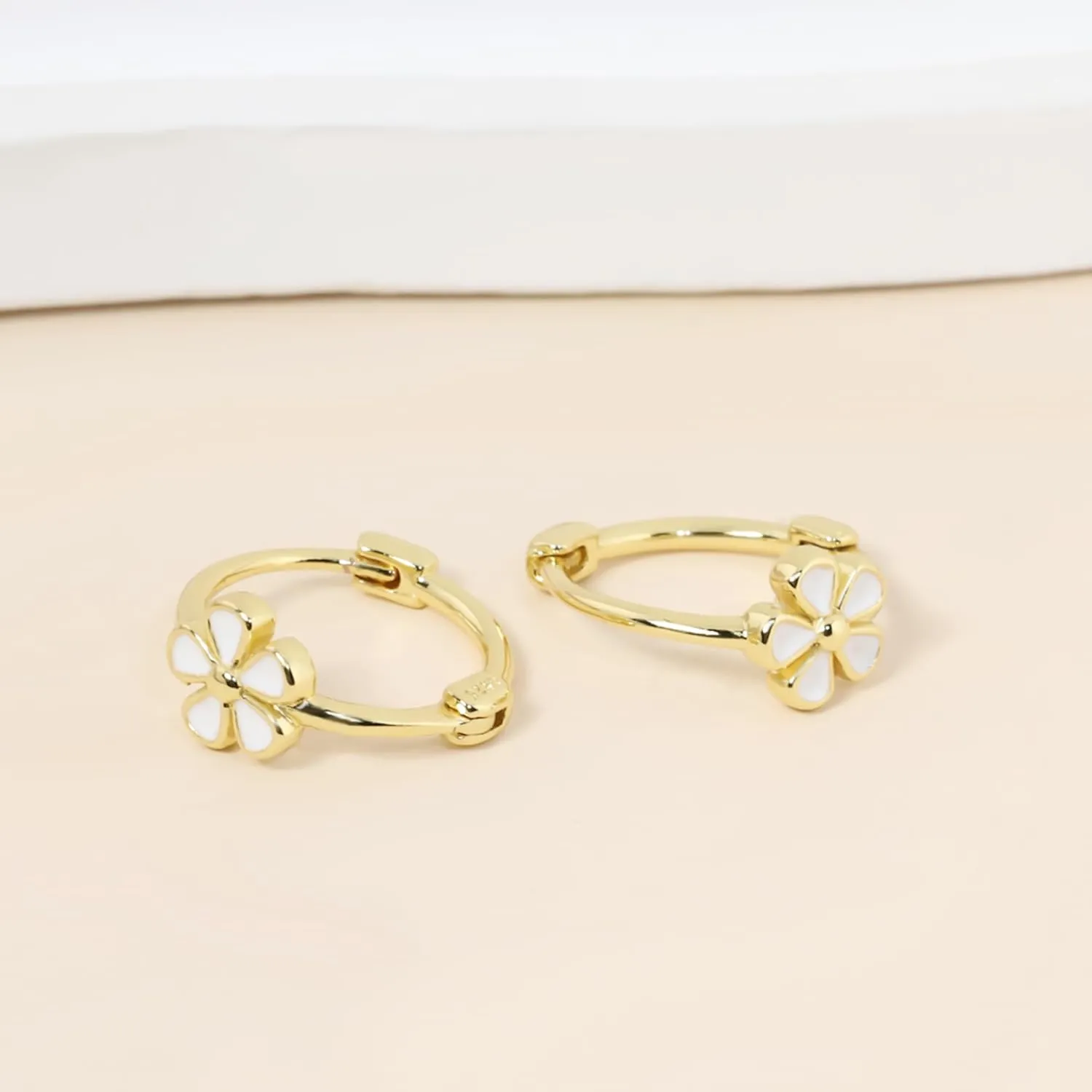 Small Hoop Earrings for Women Girls 14k Gold Plated Daisy Flower Hoop Earrings Hypoallergenic Sterling Silver Hoop Huggie Earrings Lightweight 10mm Cartilage Helix Earring Piercings Jewelry