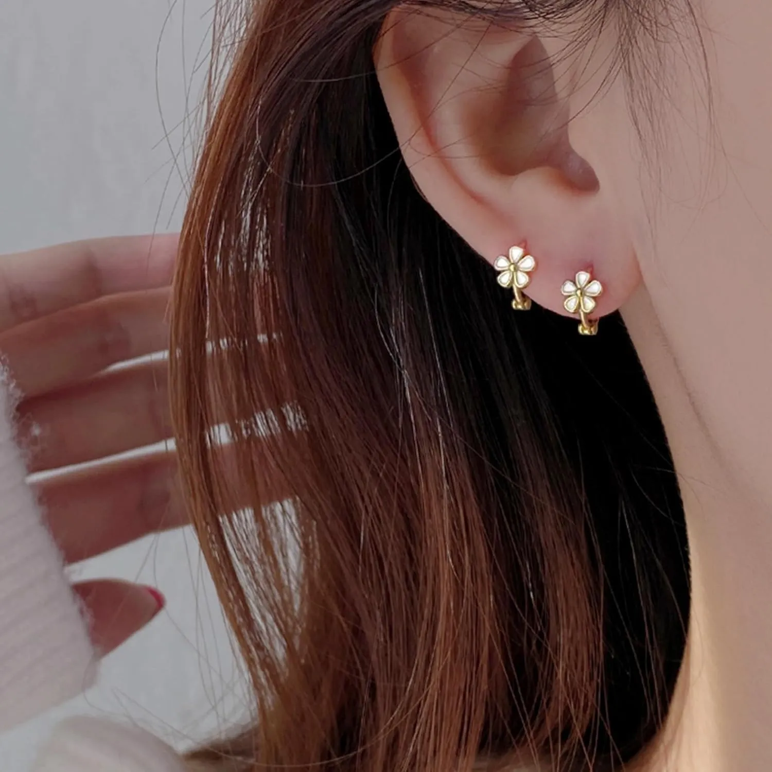 Small Hoop Earrings for Women Girls 14k Gold Plated Daisy Flower Hoop Earrings Hypoallergenic Sterling Silver Hoop Huggie Earrings Lightweight 10mm Cartilage Helix Earring Piercings Jewelry