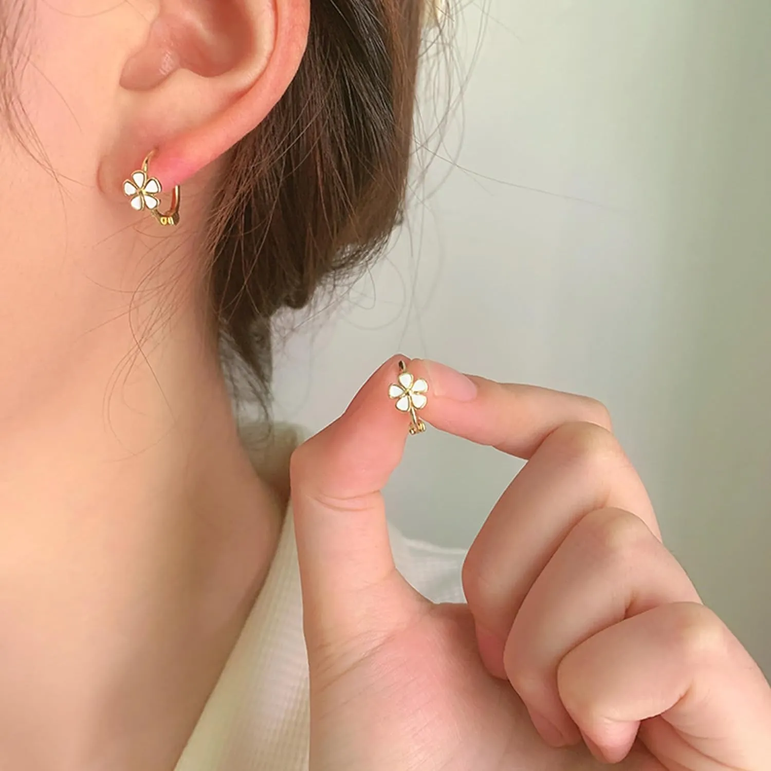 Small Hoop Earrings for Women Girls 14k Gold Plated Daisy Flower Hoop Earrings Hypoallergenic Sterling Silver Hoop Huggie Earrings Lightweight 10mm Cartilage Helix Earring Piercings Jewelry